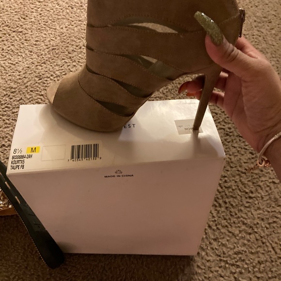 Heels - Picture 2 of 9